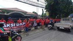Massa Berbaju Merah Demo di Depan PN Jaksel, Minta Sambo Dihukum Mati 