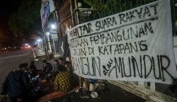 Warga Menginap di Kantor Bupati Lebak, Protes Jalanan Rusak Tidak Pernah Diperbaiki