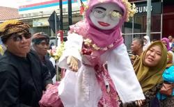 Boneka Brendung Suku Kaso Ikut Kirab Hari Jadi Pemalang Bikin Merinding