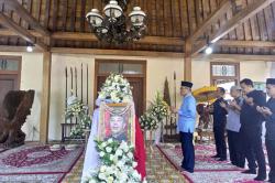 Hadir di Rumah Duka, Bupati Bantul Ikut Salatkan Jenazah Dubes RI untuk Italia M Prakosa 