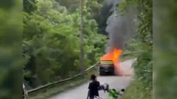 Taksi Online Terbakar saat Antar Penumpang di Kota Baubau, Pengendara Tak Berani Melintas