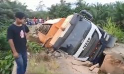 Jembatan Patah, Truk Pengangkut CPO Masuk ke Sungai hingga Timbulkan Kemacetan