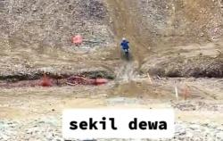 Viral Aksi Menegangkan Motor Trail Taklukkan Tanjakan Terjal, Netizen: Nahan Napas Lihatnya