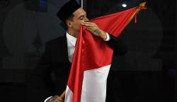 Momen Shayne Pattynama Cium Merah Putih usai Resmi Menjadi WNI
