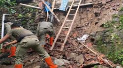 TPT Ambruk Tergerus Hujan, Dapur Warga di Leuwikujang Majalengka Ikut Roboh