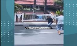 Diduga Senggolan, 2 Pengendara Mobil Terlibat Duel dengan Sajam di Jalan 