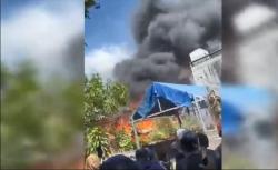 Diduga Korsleting Listrik, 2 Rumah Panggung di Sidrap Ludes Terbakar