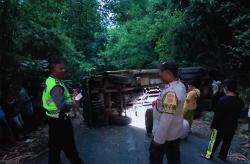 Ikuti Google Map, Truk Pengangkut Rongsok Mati Mesin Terguling di Tanjakan Cino Mati Bantul