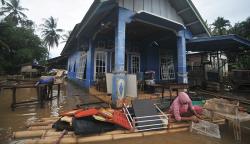 Banjir Kota Bengkulu Berangsur Surut, Sisa-Sisa Lumpur Penuhi Rumah