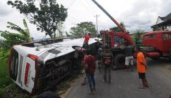 Bus Bawa 60 Peziarah Terguling di Jalan Klaten-Bayat