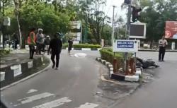 Terobos Lampu Merah, Siswi SMA Pengendara Motor di Palangka Raya Tewas Ditabrak Truk<
