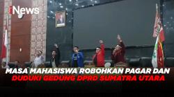 Masa Mahasiswa Robohkan Pagar dan Duduki Gedung DPRD Sumatra Utara