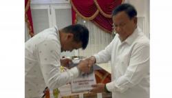 Momen Unik Prabowo Cegah Bobby Cium Tangannya saat Berkunjung ke Medan