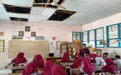 Bangunan SDN Dukuh Indramayu Memprihatinkan, Plafon Lapuk dan Rawan Ambruk<