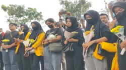 Ungkap Empati, Mahasiswa Unsur Cianjur Tabur Bunga di TKP Tabrak Lari