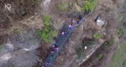 Mengerikan, Desa Atuleer Ada di Atas Tebing, Warga Pakai Tangga untuk Aktivitas 