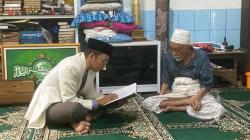 Bertemu Ulama Sepuh Abuya Muhtadi, TGB Zainul Majdi Baca Kitab Hadis
