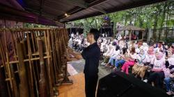 Lestarikan Alat Musik Tradisional, Ratusan Perempuan Bandung Belajar Mainkan Angklung<