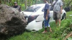 Ngeri, Batu Besar Berjatuhan dari Bukit Rusak 1 Mobil di Cipongkor KBB<