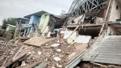 Fondasi Terkikis Air Sungai Jadi Penyebab Rumah Mewah 2 Lantai di Cimahi Ambruk<