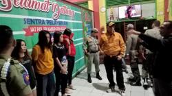 Asyik Nyanyi sambil Disawer di Hajatan, 6 Biduan Agam Diciduk Satpol PP