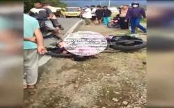 Hendak Salip Mobil, Pemotor Ini Hilang Kendali hingga Ditabrak Pikap, 1 Orang Tewas<