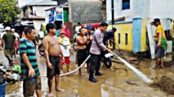 Personel Polresta Manado Bahu Membahu Bantu Warga Bersihkan Sisa Banjir di Kota Manado
