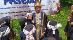 Warga Berebut Foto Bersama Ananda George di Peringatan Hari Jadi Padepokan Padjadjaran