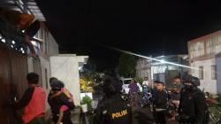 Bocah Ditinggal Sendiri di Rumah Menangis Bikin Panik Tetangga, Polisi Evakuasi Panjat Tembok