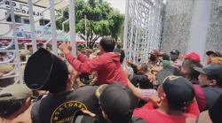 Demo Pedagang Pasar Larangan Tolak Relokasi di DPRD Sidoarjo Ricuh