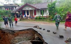 Jalan di Singajaya Garut Ambles Diguyur Hujan Lebat<