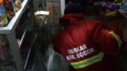 Ular Kobra Jawa Masuk ke Warung Wilayah Bogor, Sembunyi di Tumpukan Jajanan