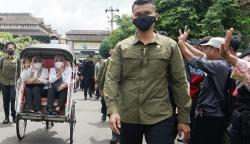 Naik Becak, Iriana Jokowi Belanja Batik di Pasar Beringharjo