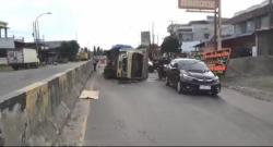 Sopir Diduga Mengantuk, Mobil Boks Terbalik usai Tabrak Trotoar Jalan