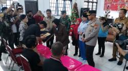 Mensos Sampaikan Bela Sungkawa dan Serahkan Bantuan Korban Bencana Banjir di Manado<