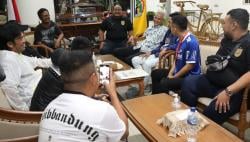  Malam-malam Suporter Persib Bandung Geruduk Rumah Dinas Ganjar, Ada Apa?<