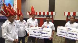 TGB Serahkan Gerobak Perindo dan Modal Usaha kepada 2 Pedagang Bakso di Makassar