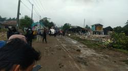 Isak Tangis Warga Warnai Penggusuran Rumah yang Terkena Proyek Japek 2 di Karawang<