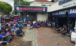 Datangi Manajemen, Ratusan Suporter Tolak Arema FC Dibubarkan