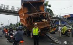Trailer Bermuatan Bangkai Truk Nyangkut di JPO Palembang, Lalu Lintas Macet<