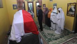 Salat Jenazah Prajurit TNI Gugur akibat Insiden Jembatan Putus di Papua 