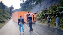  Truk Terguling Melintang di Tengah Jalan, Jalur Utama Pemalang-Purbalingga Ditutup Total