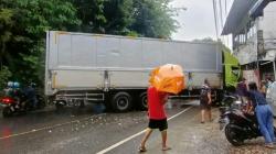 Diduga Rem Blong, Truk Tronton Seruduk Rumah dan Warung di Cipatat KBB