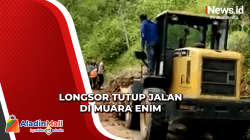 Longsor Tutup Jalan di Muara Enim, Petugas Evakuasi Material dengan Alat Berat<