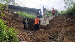 Air Drainase Meluap Picu Longsor, Jalan Antardesa di Cipatat KBB Terputus<