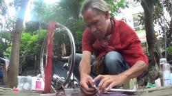 Kreatif, Warga Bandung Buat Inovasi Alat Pengisi Baterai Ponsel Manual dari Barang Bekas<