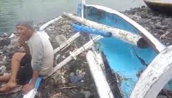 Perahu Nelayan Hancur Ditabrak Kapal di Karangasem, Warga Bantu Evakuasi ke Darat