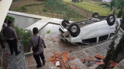 Minibus Terjun ke Halaman Vila Setinggi 3 Meter di Cimaung Bandung, 5 Orang Terluka