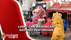 Meriahkan Cap Go Meh, Liong dan Barongsai Datangi Pertokoan di Solo