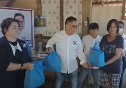 Tembus Jalan Berlumpur, Kader Partai Perindo Blusukan Beri Bantuan Korban Banjir Sulut